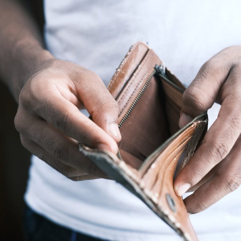 Person hält leere Geldtasche